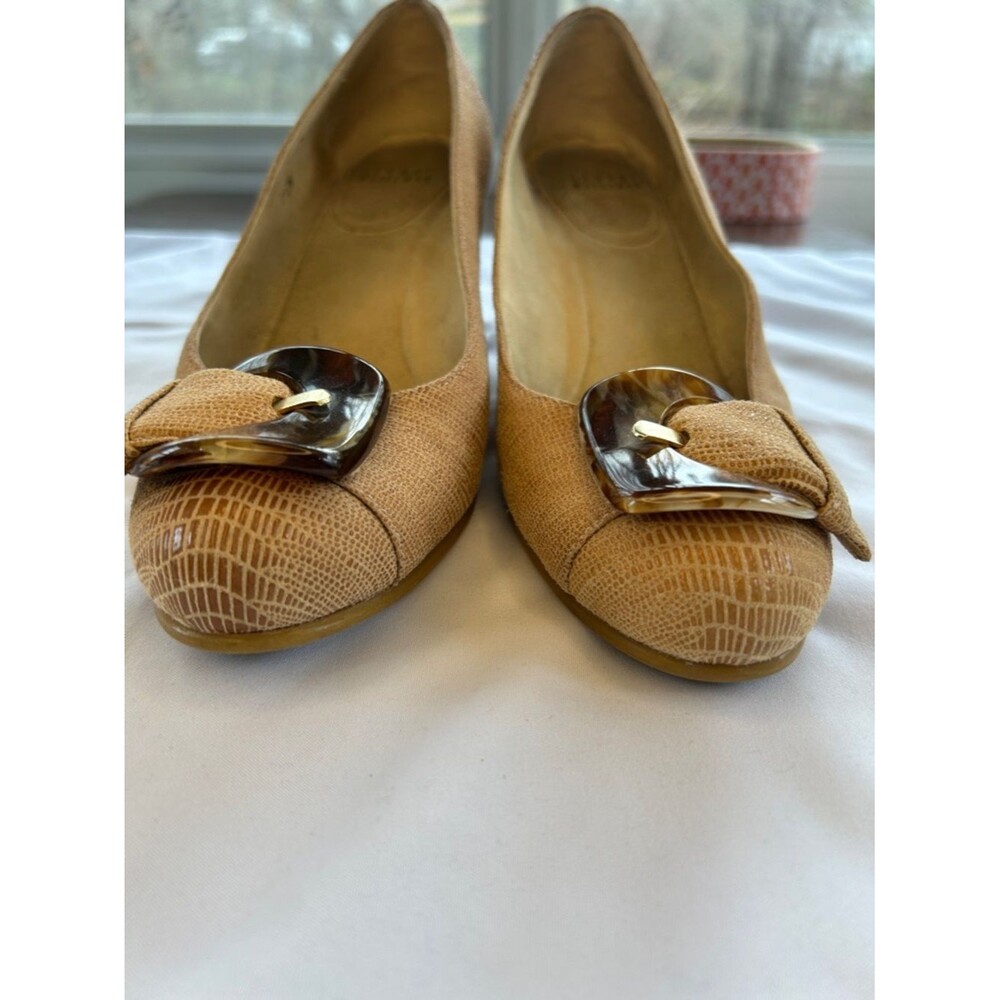 Stuart Weitzman Tan Lizard-Embossed Wedge Pumps with Tortoise Buckle 7.5 - Picture 3 of 8
